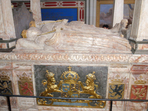 Royal Tomb - Only Kings and Queens have Crowns.